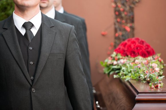 Vente de couronne de fleurs pastel pour dessus de cercueil à Orgelet 