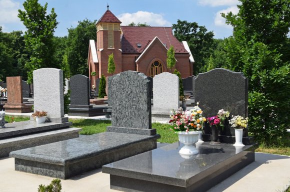 Création de monument funéraire en granit par marbrerie à Orgelet 