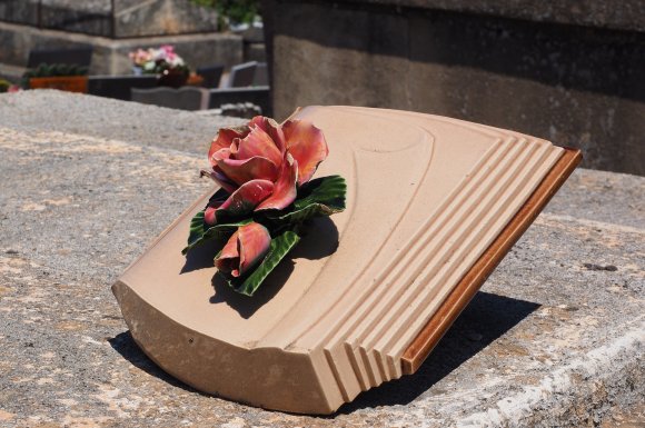 Vente de plaque funéraire personnalisable en altuglas à Orgelet