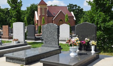 Création de monument funéraire en granit par marbrerie à Orgelet 